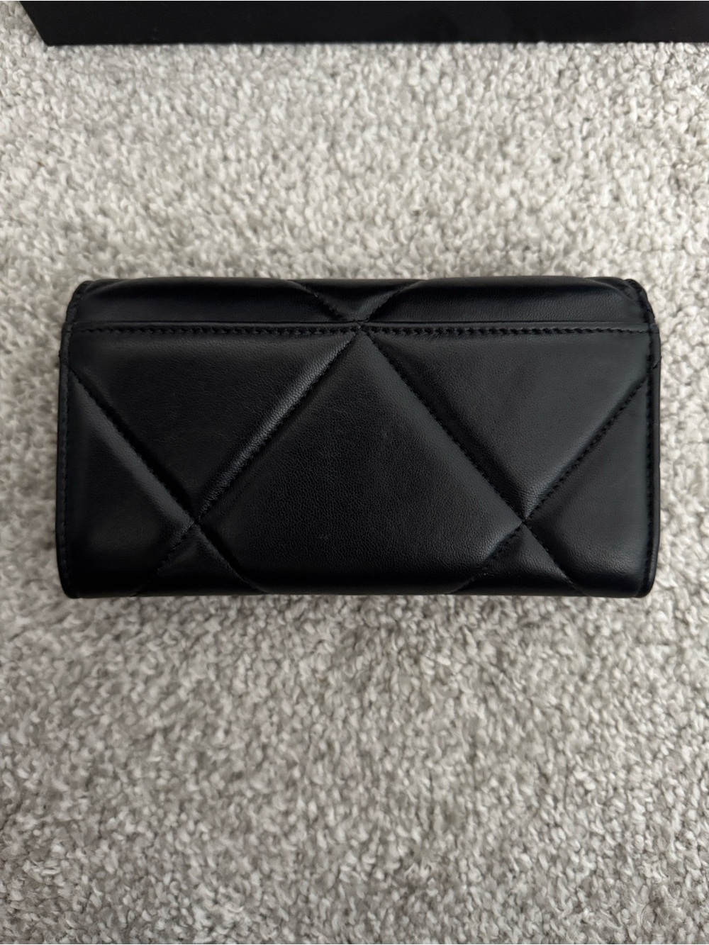 Chanel
19 Flap Wallet Quilted Lambskin 
(Great condition + Full set) - Picture 4 of 10